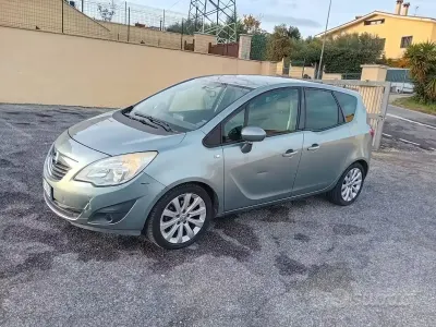 Begagnad Opel Meriva 101 HK (74 kW) 2012 Grå Minibuss