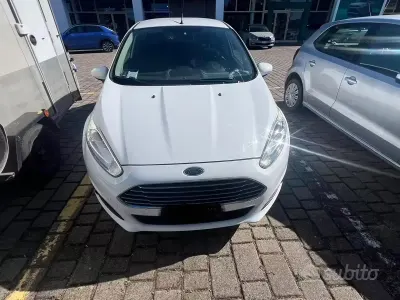 Usata Ford Fiesta Titanium 97 CV (71 kW) 2013 Bianco Berlina
