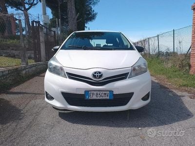 Usado Toyota Yaris Lounge 69 CV (50 kW) 2012 Blanco Utilitario