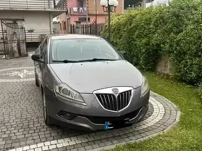 Usata Lancia Delta 120 CV (88 kW) 2011 Grigio Utilitaria