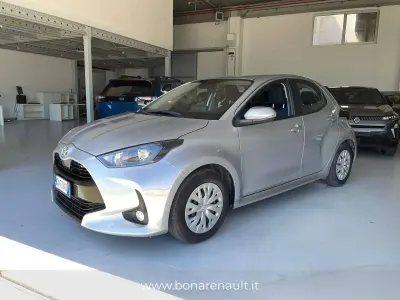 Usata Toyota Yaris Hybrid Active 116 CV (85 kW) 2023 Argento Berlina