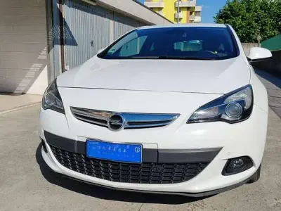 Usata Opel Astra GTC Cosmo 165 CV (121 kW) 2011 Bianco Berlina