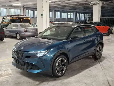 Nuova Alfa Romeo Junior 61 kW (84 CV) 2025 Blu navigli/tetto nero (522) SUV