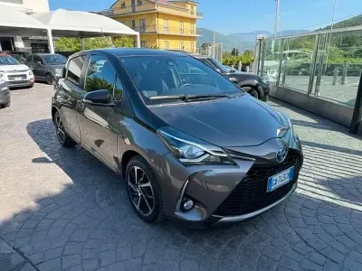 Usata Toyota Yaris Hybrid Lounge 73 CV (53 kW) 2020 Grigio Berlina