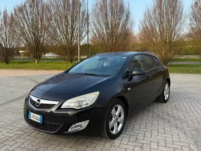 Käytetty Opel Astra Cosmo 110 HP (80 kW) 2011 Musta Sedan