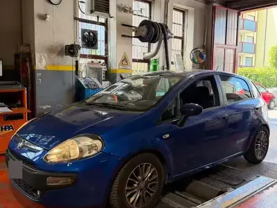 Usata Fiat Punto 69 CV (50 kW) 2011 Bluazzurro Utilitaria