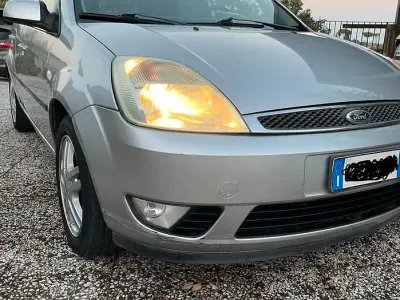 Usata Ford Fiesta 75 CV (55 kW) 2005 Grigio Utilitaria