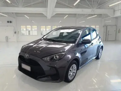 Usata Toyota Yaris Hybrid Active 92 CV (67 kW) 2025 Grigio Berlina