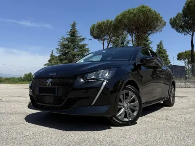 Usata Peugeot e-208 Allure 100 kW (136 CV) 2021 Nero Utilitaria