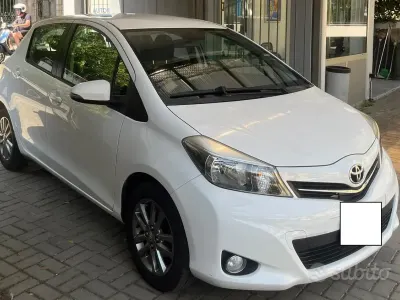 Usata Toyota Yaris Lounge 69 CV (50 kW) 2014 Bianco Utilitaria