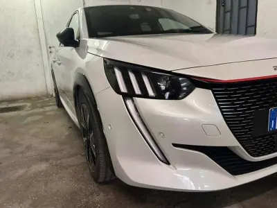Usata Peugeot 208 GT-line 101 CV (74 kW) 2020 Utilitaria
