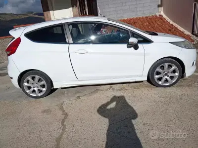 Usata Ford Fiesta 88 CV (64 kW) 2010 Bianco Utilitaria