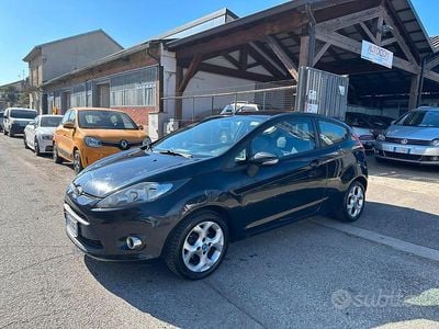 Usata Ford Fiesta Titanium 97 CV (71 kW) 2012 Nero Utilitaria