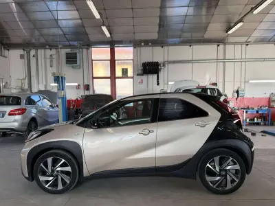 Usata Toyota Aygo X Lounge 72 CV (52 kW) 2022 Ginger beige & black met SUV