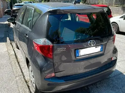 Usata Toyota Verso-S 99 CV (72 kW) 2011 Grigio Monovolume