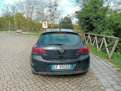 Usata Opel Astra 125 CV (91 kW) 2011 Nero Berlina