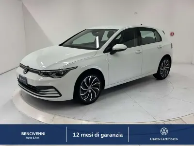 Usata VW Golf VIII Life 131 CV (96 kW) 2020 Bianco Utilitaria