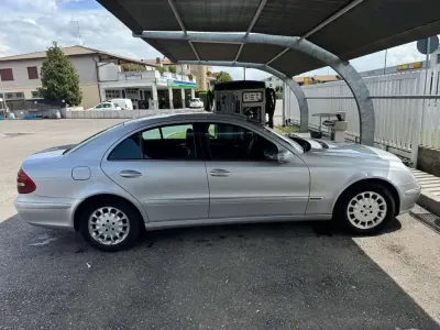 Usata Mercedes E270 Elegance 177 CV (130 kW) 2003 Grigio Berlina