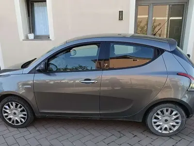 Usata Lancia Ypsilon Silver 69 CV (50 kW) 2013 Grigio Utilitaria