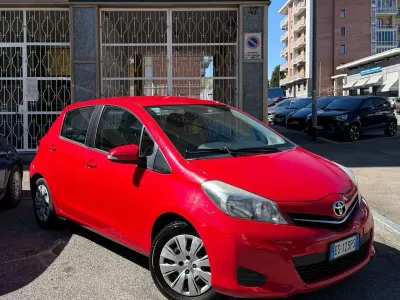 Usata Toyota Yaris 69 CV (50 kW) 2013 Rosso Utilitaria