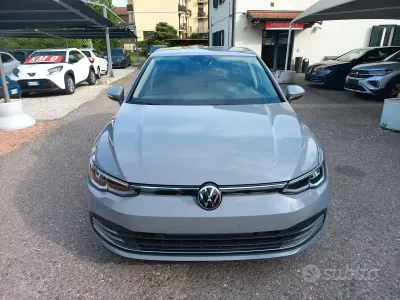 Begagnad VW Golf VIII Active 150 HK (110 kW) 2022 Grå Sedan
