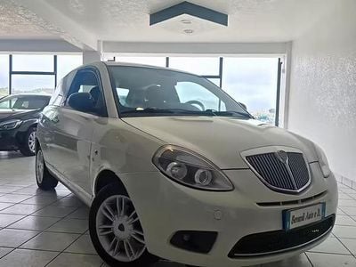 Begagnad Lancia Ypsilon Platinum 75 HK (55 kW) 2011 Vit Halvkombi