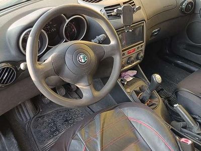 Usata Alfa Romeo 2000 Distinctive 105 CV (77 kW) 2005 Nero Berlina