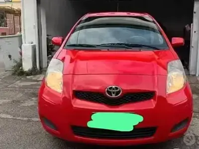 Usata Toyota Yaris 69 CV (50 kW) 2011 Rosso Utilitaria