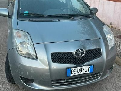 Usata Toyota Yaris Sol 90 CV (66 kW) 2006 Grigio Utilitaria