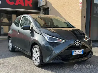 Usata Toyota Aygo Connect Style 72 CV (52 kW) 2021 Grigio Utilitaria