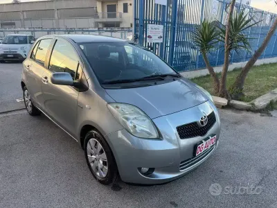 Usata Toyota Yaris 90 CV (66 kW) 2007 Grigio Utilitaria