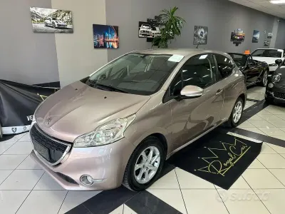 Usata Peugeot 208 Active 68 CV (50 kW) 2012 Marrone Utilitaria