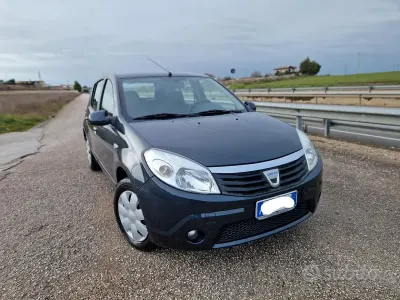 Usata Dacia Sandero Ambiance 72 CV (52 kW) 2010 Grigio Berlina