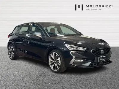 Käytetty Seat Leon FR 131 HP (96 kW) 2022 Musta Viistoperä