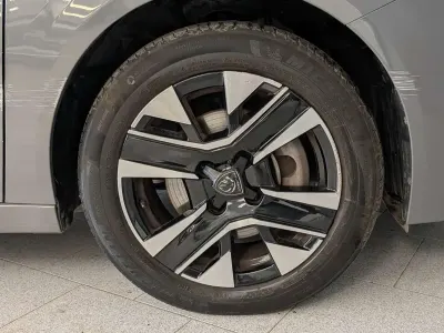 Usata Peugeot 208 Allure 101 CV (74 kW) 2025 Grigio Utilitaria