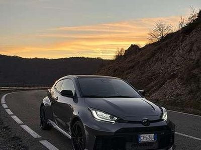 Usata Toyota Yaris 280 CV (205 kW) 2024 Grigio Utilitaria