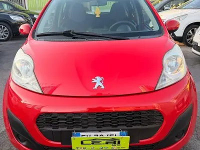 Usata Peugeot 107 68 CV (50 kW) 2014 Rosso Utilitaria