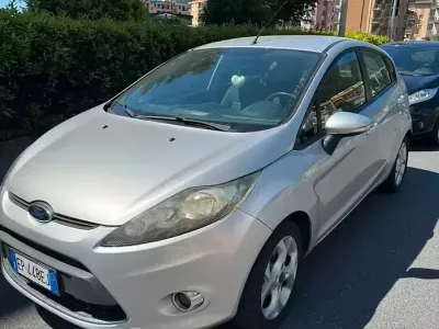 Usata Ford Fiesta 60 CV (44 kW) 2012 Grigio Berlina