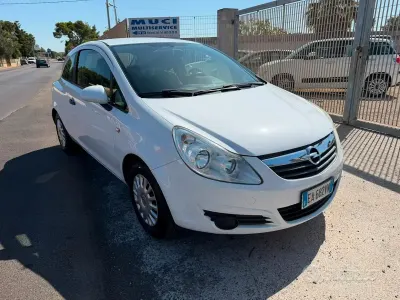 Usata Opel Corsa 65 CV (47 kW) 2010 Bianco Utilitaria