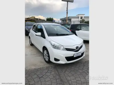 Usata Toyota Yaris Active 69 CV (50 kW) 2012 Bianco Utilitaria