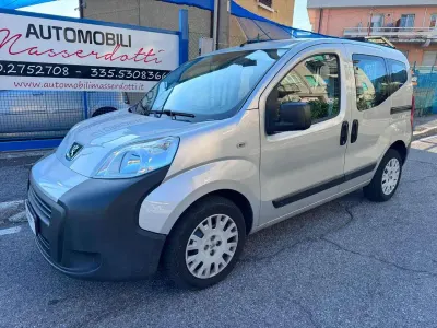 Usata Peugeot Bipper Outdoor 75 CV (55 kW) 2011 Argento metallizzato Monovolume