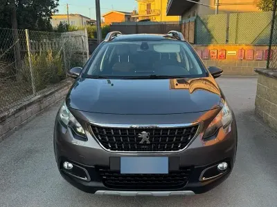 Usata Peugeot 2008 Allure 120 CV (88 kW) 2017 Bluazzurro SUV