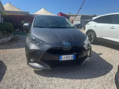 Usata Toyota Yaris Hybrid Lounge 92 CV (67 kW) 2022 Grigio Berlina