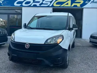 Usata Fiat Doblò 105 CV (77 kW) 2021 Bianco Monovolume