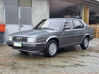 Begagnad Alfa Romeo 90 Super 132 HK (97 kW) 1985 Grå Sedan