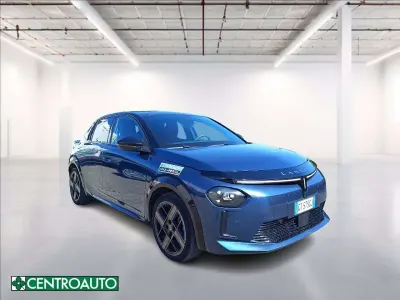 Usado Lancia Ypsilon 61 kW (84 CV) 2024 Azul Utilitario