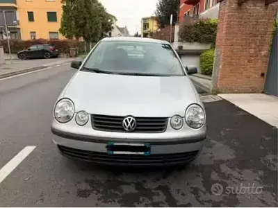 Begagnad VW Polo Comfortline 75 HK (55 kW) 2004 Grå Halvkombi