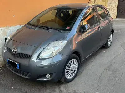 Usata Toyota Yaris 69 CV (50 kW) 2011 Grigio Utilitaria