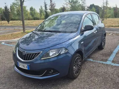 Usata Lancia Ypsilon Gold 69 CV (50 kW) 2023 Blu/azzurro Utilitaria