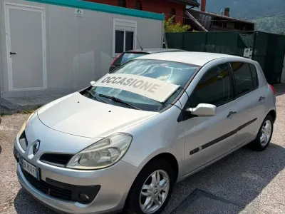 Usata Renault Clio II 75 CV (55 kW) 2007 Argento Berlina